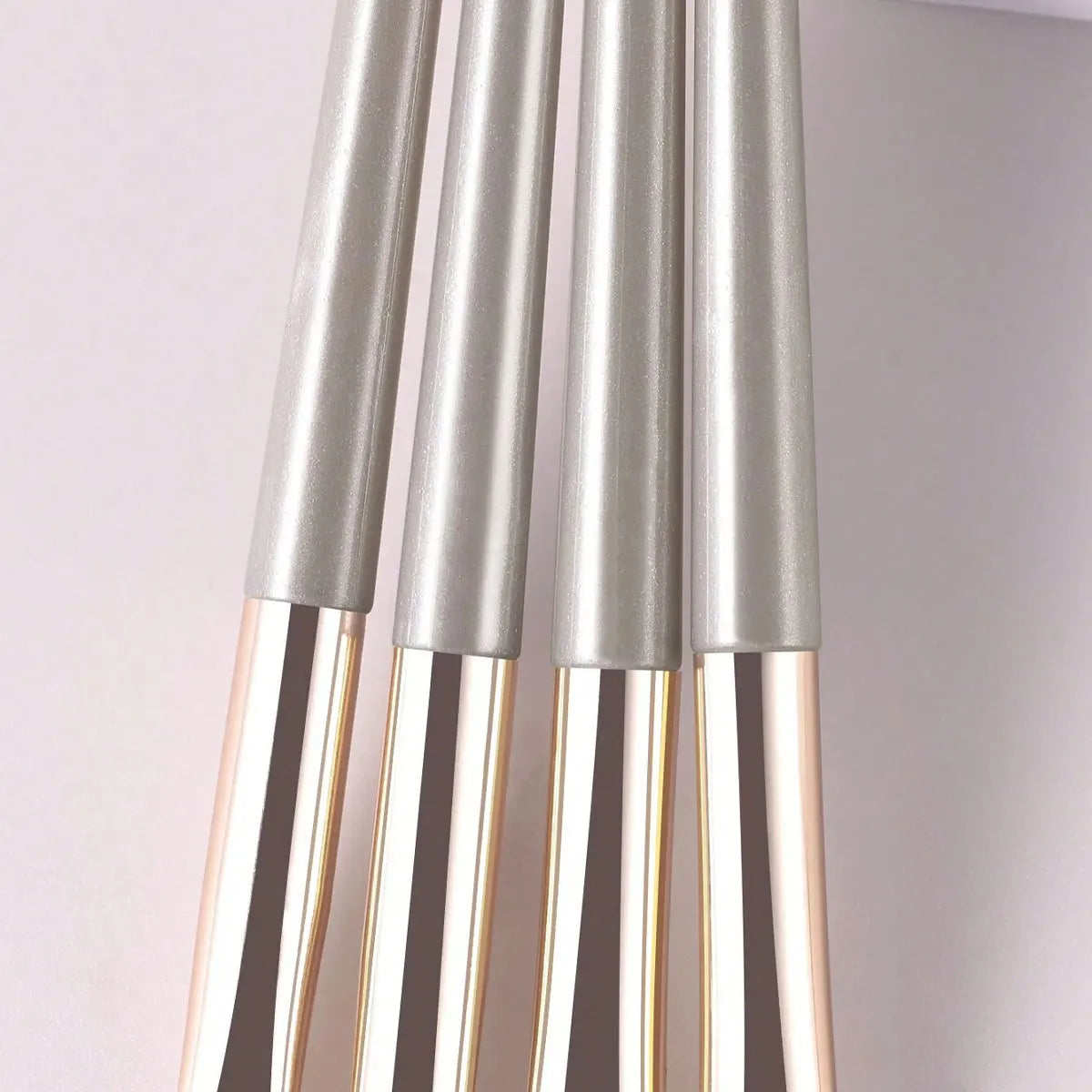 シャンパンシルバー ポータブル アイメイクブラシセット（8本入り） - brushy